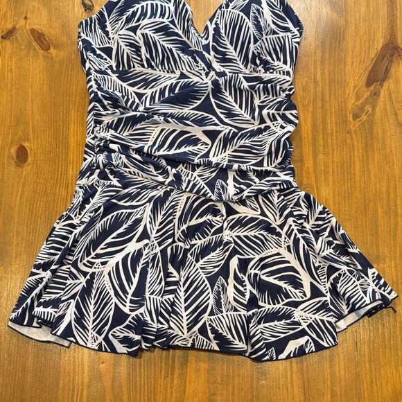 Navy & White leaf pattern swimdress built in shorts one piece swimwear NWOT XL - Picture 4 of 12